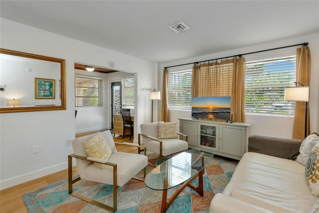 For Rent: $3,000 (2 beds, 1 baths, 870 Square Feet)