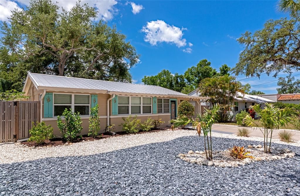 For Rent: $3,000 (2 beds, 1 baths, 870 Square Feet)