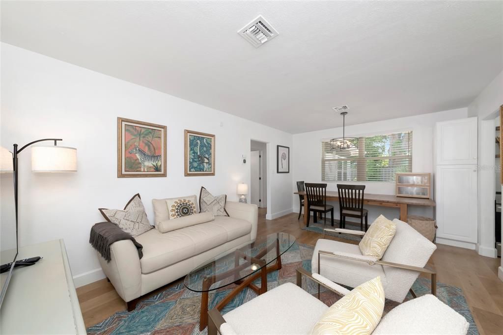 For Rent: $3,000 (2 beds, 1 baths, 870 Square Feet)
