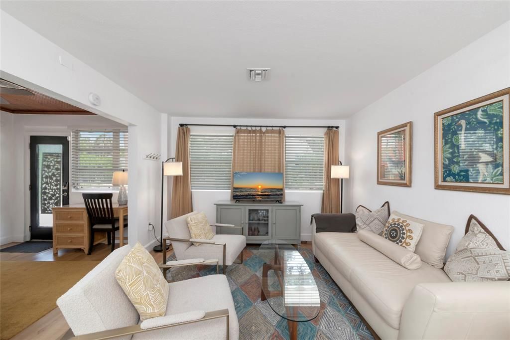 For Rent: $3,000 (2 beds, 1 baths, 870 Square Feet)