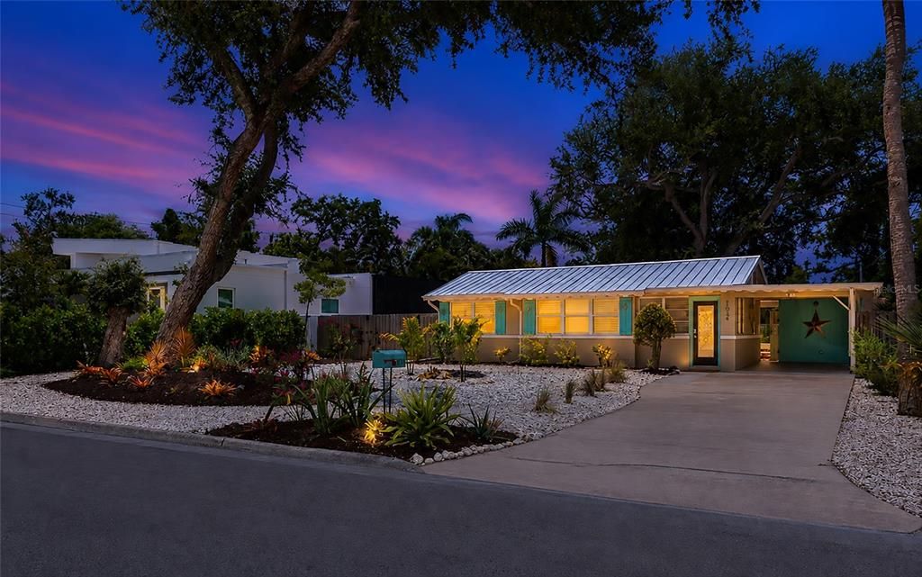 For Rent: $3,000 (2 beds, 1 baths, 870 Square Feet)
