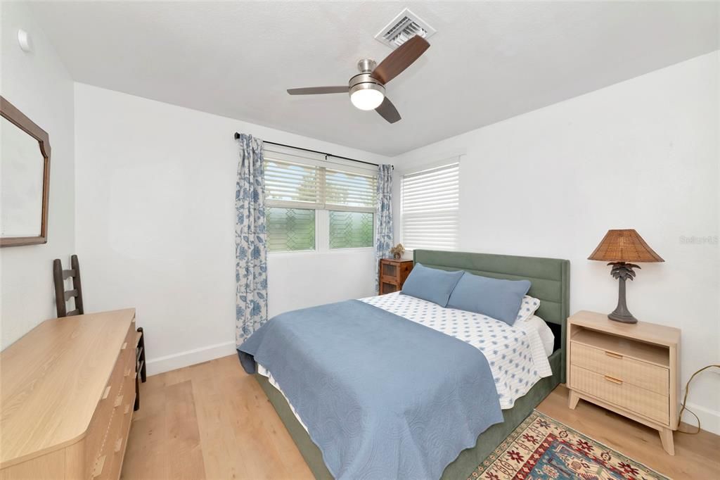 For Rent: $3,000 (2 beds, 1 baths, 870 Square Feet)