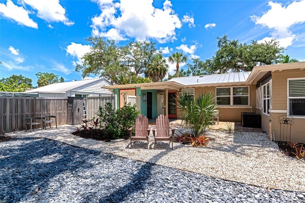 For Rent: $3,000 (2 beds, 1 baths, 870 Square Feet)