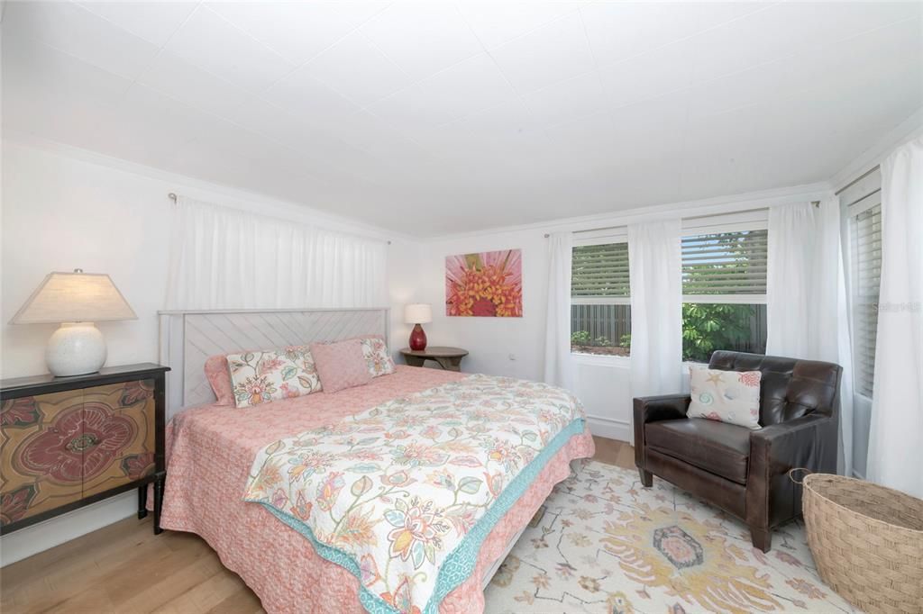 For Rent: $3,000 (2 beds, 1 baths, 870 Square Feet)
