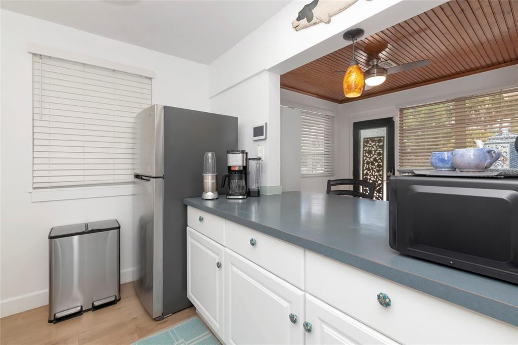 For Rent: $3,000 (2 beds, 1 baths, 870 Square Feet)