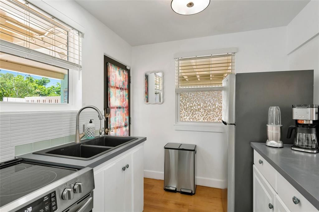 For Rent: $3,000 (2 beds, 1 baths, 870 Square Feet)