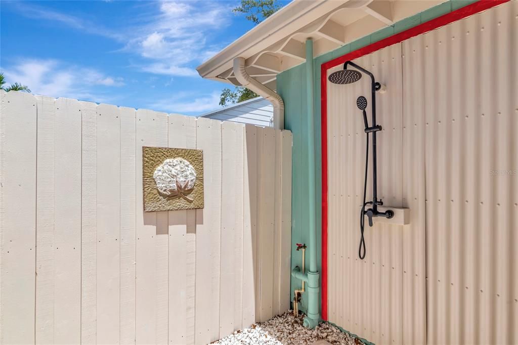 For Rent: $3,000 (2 beds, 1 baths, 870 Square Feet)