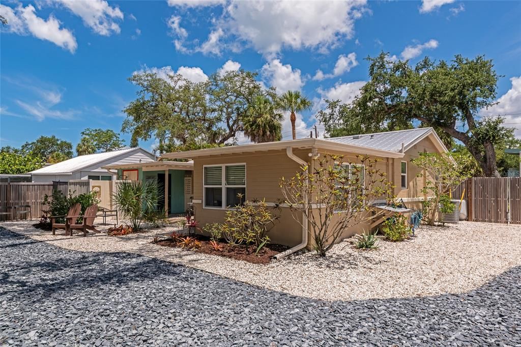 For Rent: $3,000 (2 beds, 1 baths, 870 Square Feet)
