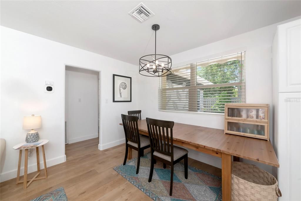 For Rent: $3,000 (2 beds, 1 baths, 870 Square Feet)