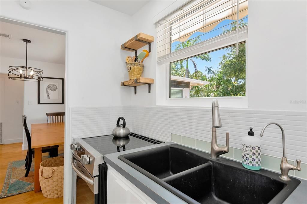 For Rent: $3,000 (2 beds, 1 baths, 870 Square Feet)