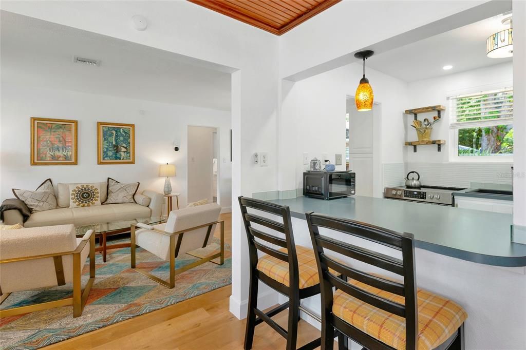 For Rent: $3,000 (2 beds, 1 baths, 870 Square Feet)