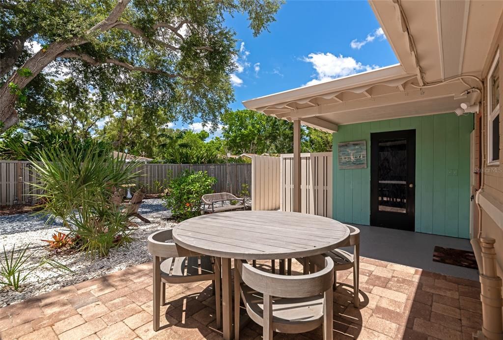 For Rent: $3,000 (2 beds, 1 baths, 870 Square Feet)