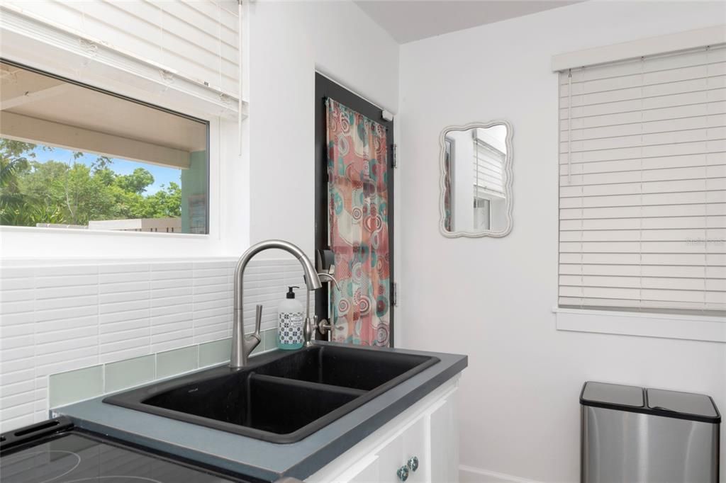 For Rent: $3,000 (2 beds, 1 baths, 870 Square Feet)