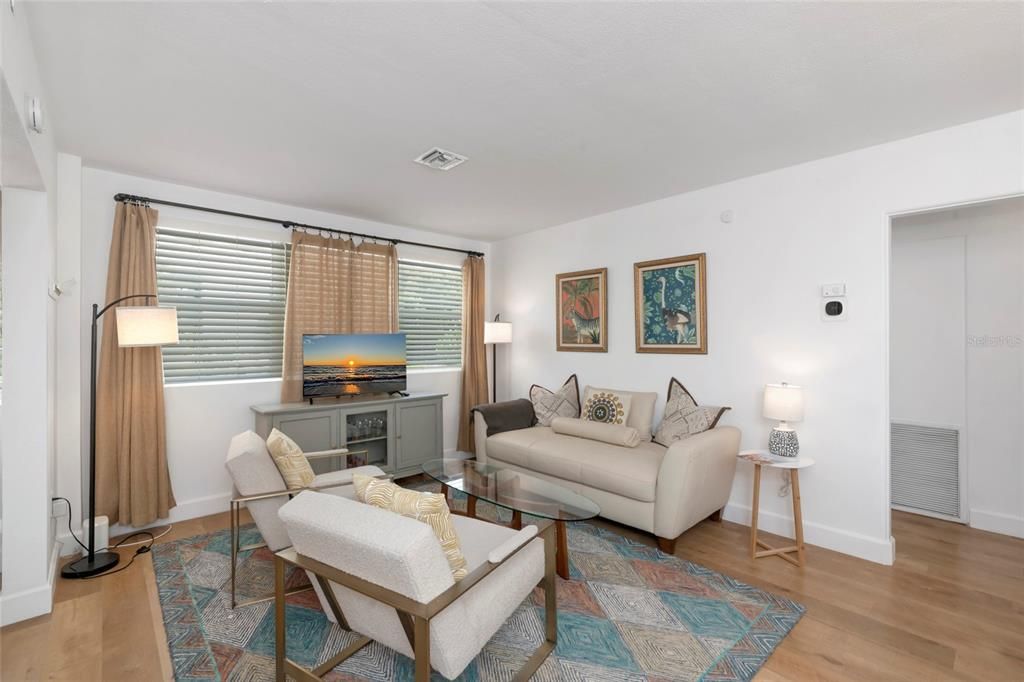 For Rent: $3,000 (2 beds, 1 baths, 870 Square Feet)