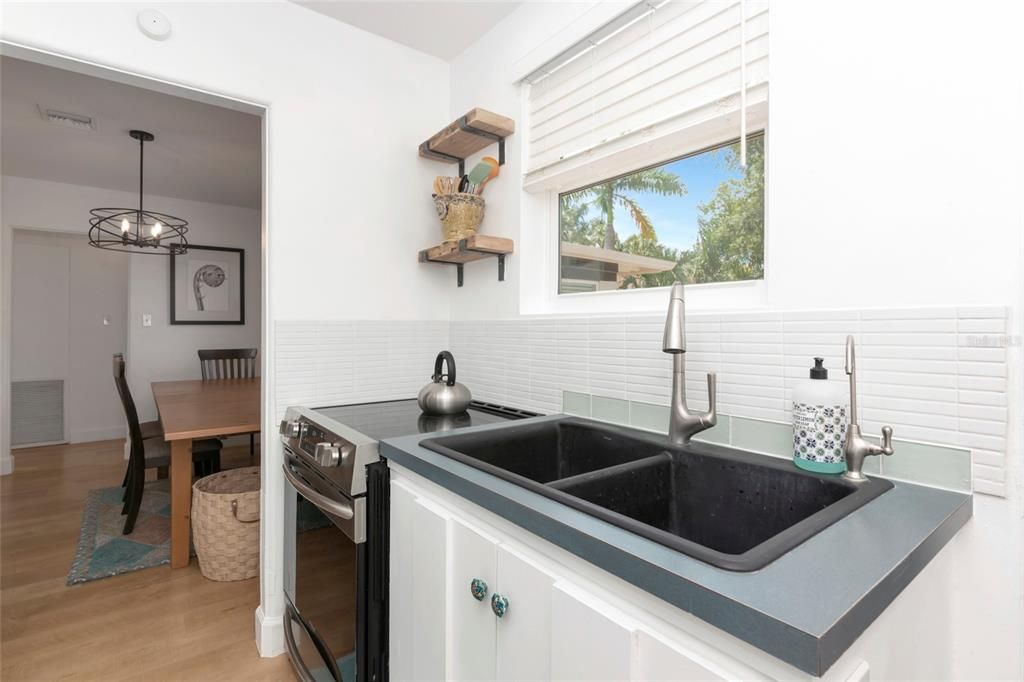 For Rent: $3,000 (2 beds, 1 baths, 870 Square Feet)