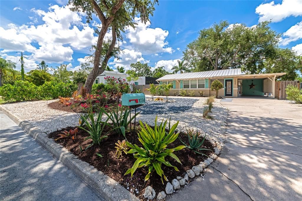 For Rent: $3,000 (2 beds, 1 baths, 870 Square Feet)