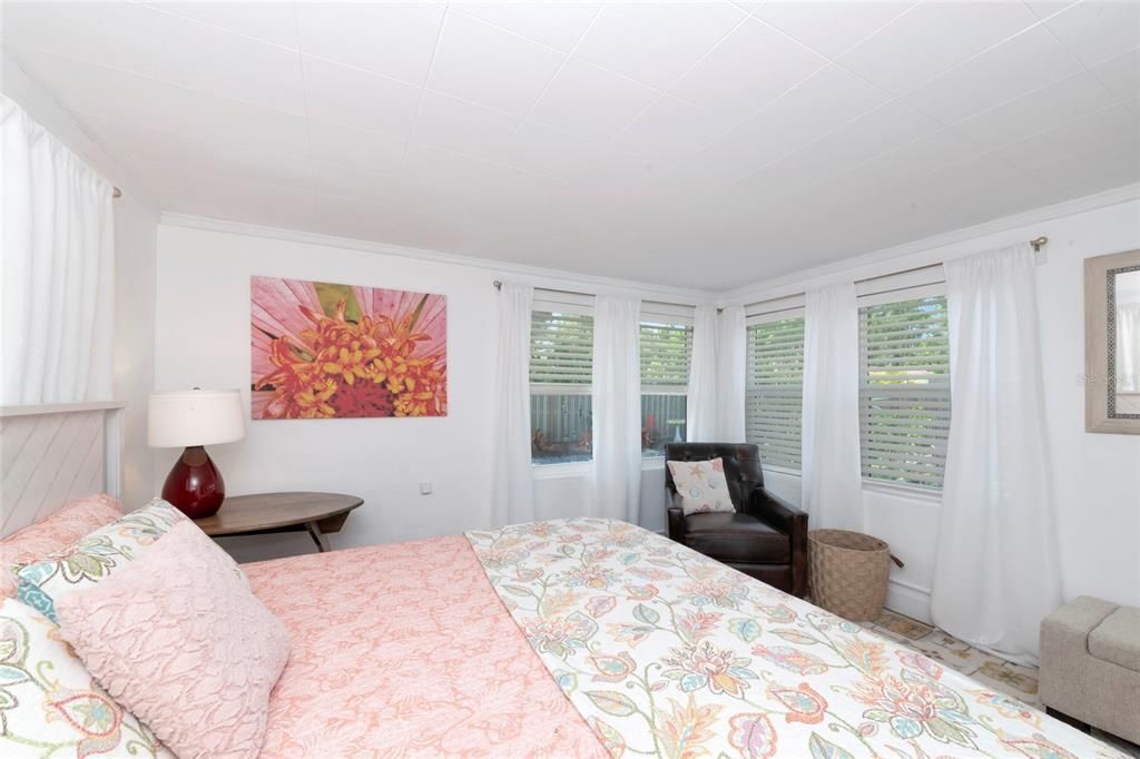 For Rent: $3,000 (2 beds, 1 baths, 870 Square Feet)
