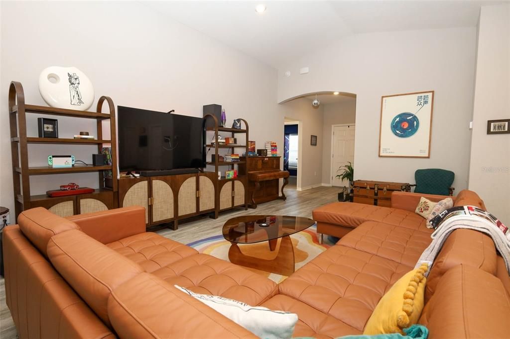 На продажу: $354,900 (4 спален, 2 ванн, 1855 Квадратных фут)