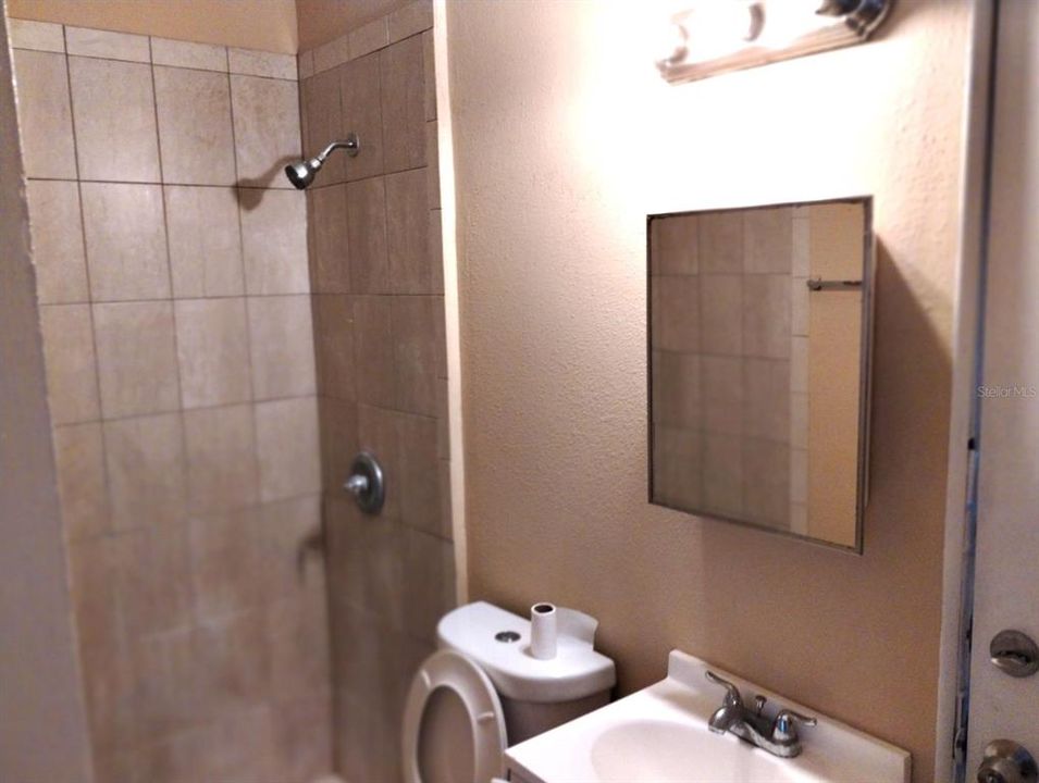 В аренду: $1,300 (2 спален, 1 ванн, 700 Квадратных фут)