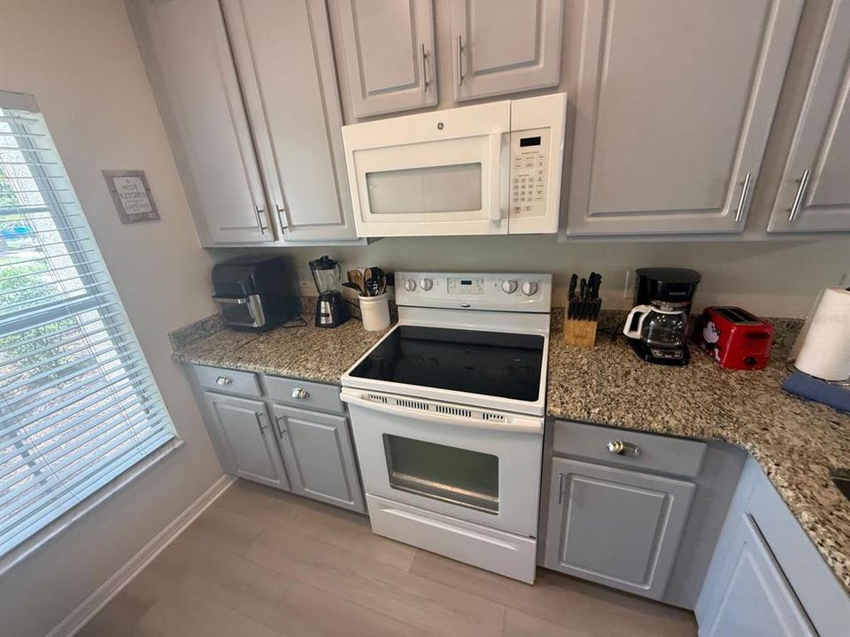 For Sale: $304,900 (3 beds, 2 baths, 1295 Square Feet)