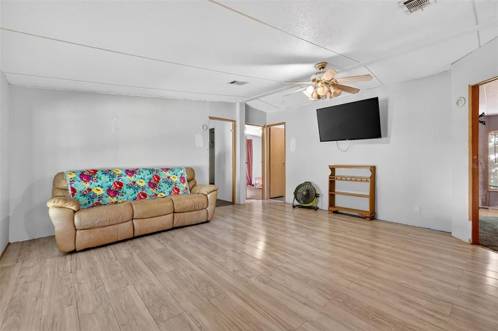 For Sale: $439,000 (3 beds, 2 baths, 1188 Square Feet)