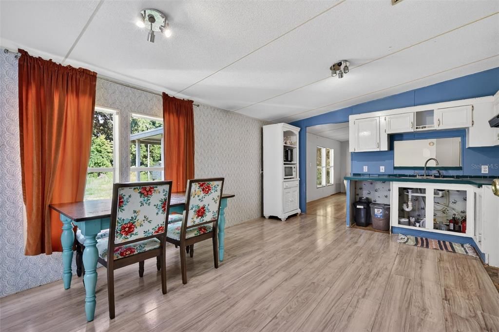 For Sale: $439,000 (3 beds, 2 baths, 1188 Square Feet)