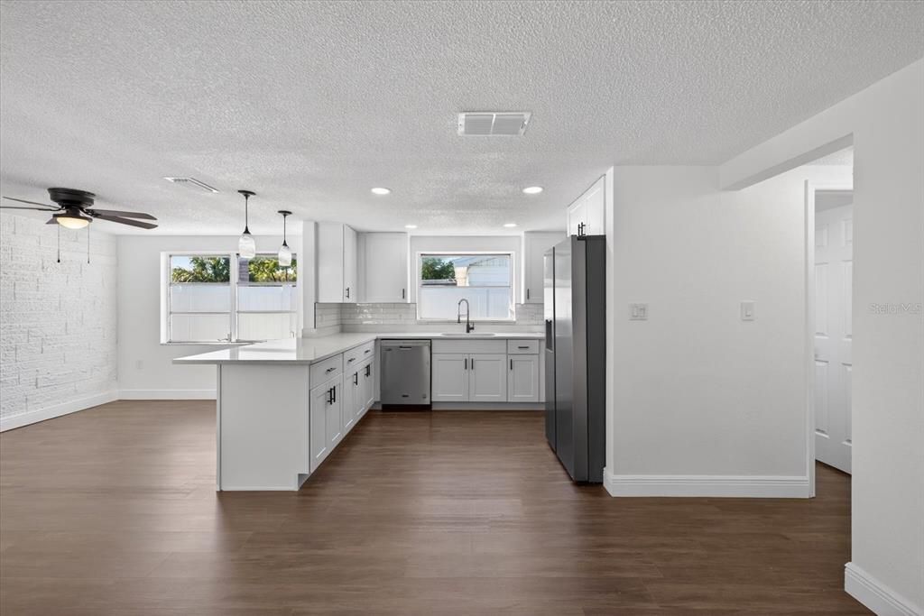 На продажу: $289,999 (3 спален, 3 ванн, 1442 Квадратных фут)
