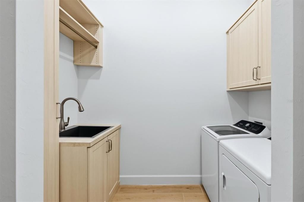 For Sale: $1,275,000 (3 beds, 3 baths, 2483 Square Feet)