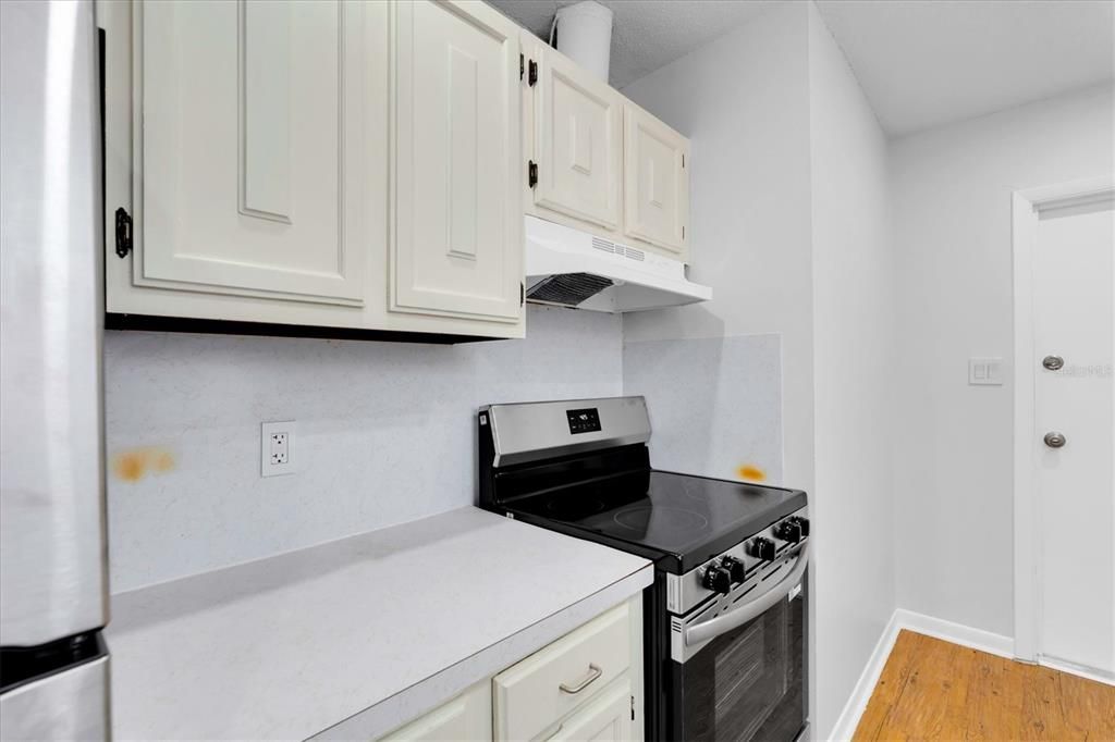 For Rent: $1,800 (1 beds, 1 baths, 728 Square Feet)