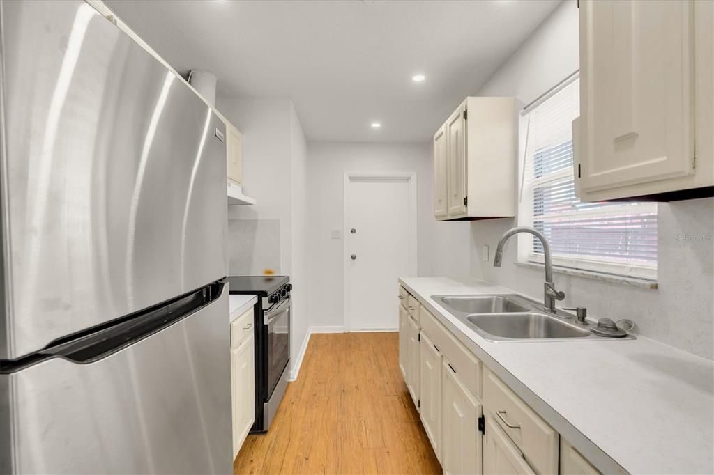 For Rent: $1,800 (1 beds, 1 baths, 728 Square Feet)