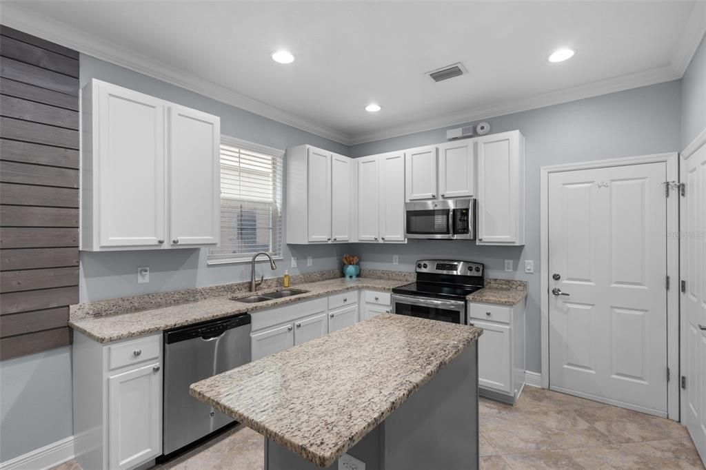 For Sale: $320,000 (3 beds, 2 baths, 1365 Square Feet)