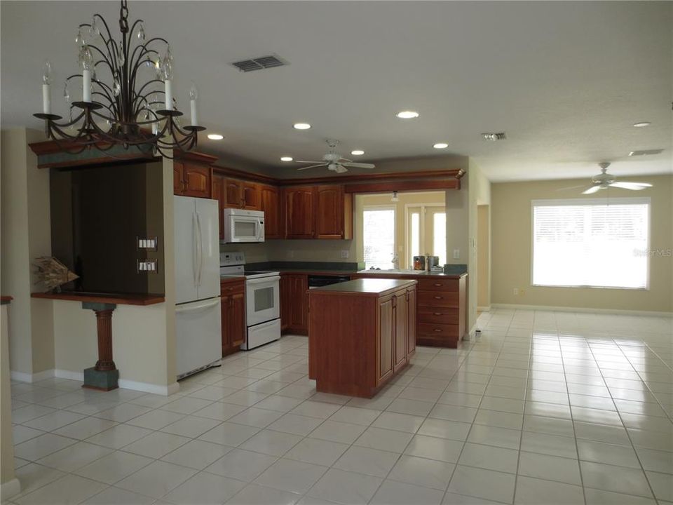 For Rent: $2,900 (3 beds, 2 baths, 1858 Square Feet)