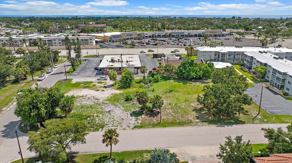 待售: $899,000 (0.74 acres)