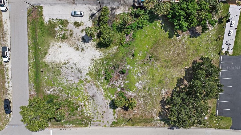 待售: $899,000 (0.74 acres)
