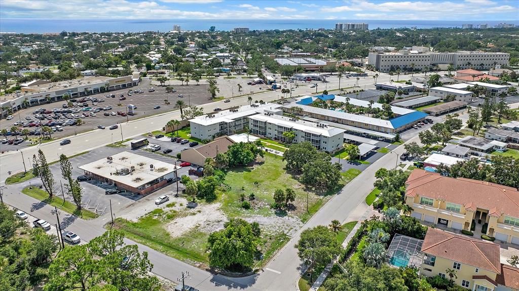 待售: $899,000 (0.74 acres)