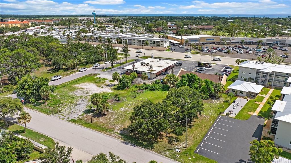 待售: $899,000 (0.74 acres)