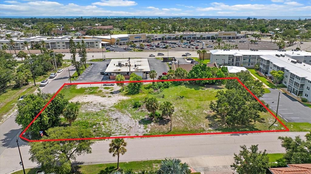 待售: $899,000 (0.74 acres)