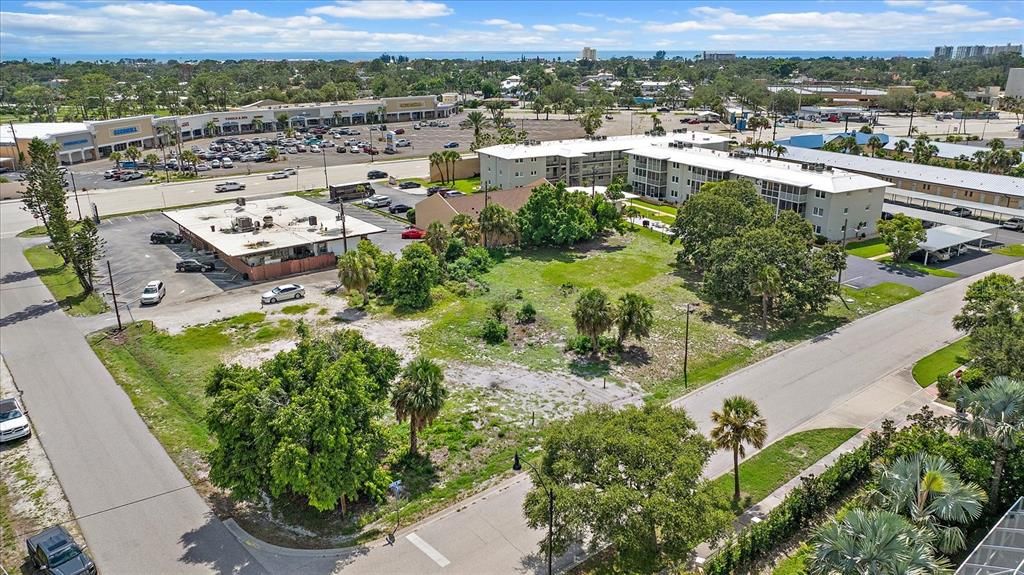 待售: $899,000 (0.74 acres)