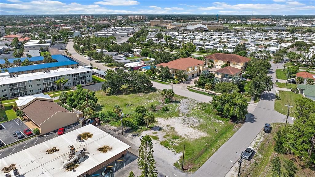 待售: $899,000 (0.74 acres)