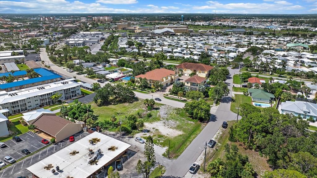 待售: $899,000 (0.74 acres)