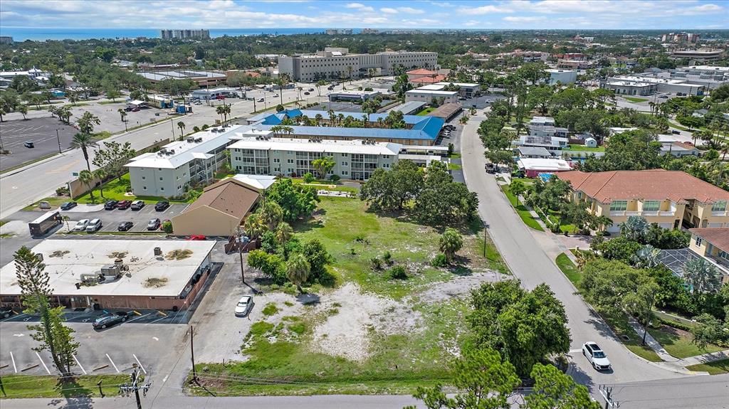 待售: $899,000 (0.74 acres)