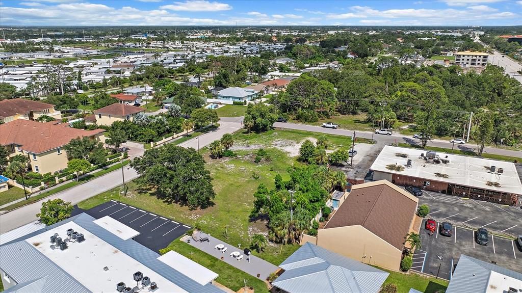 待售: $899,000 (0.74 acres)