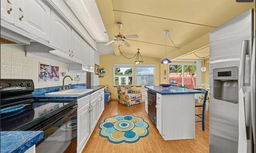 For Sale: $199,900 (2 beds, 2 baths, 1336 Square Feet)