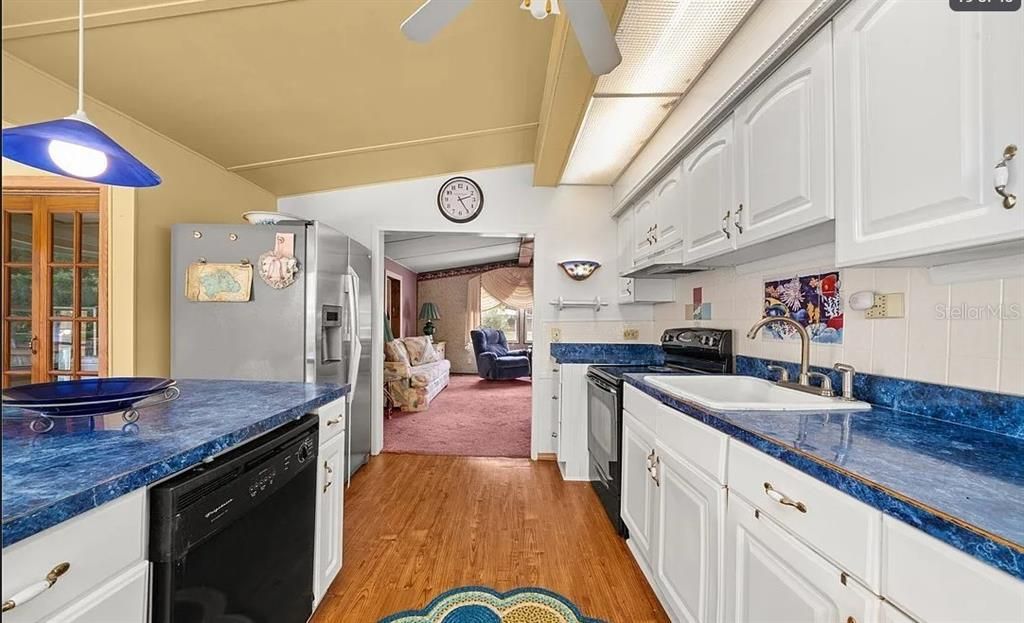 For Sale: $199,900 (2 beds, 2 baths, 1336 Square Feet)