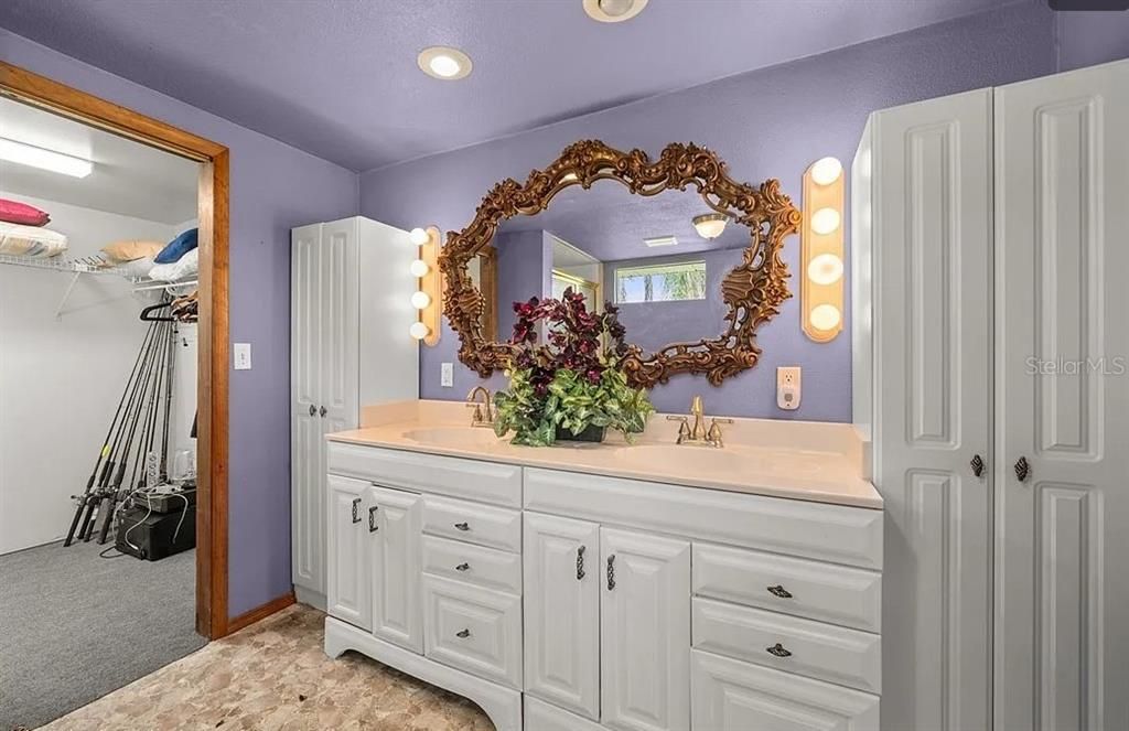 For Sale: $199,900 (2 beds, 2 baths, 1336 Square Feet)