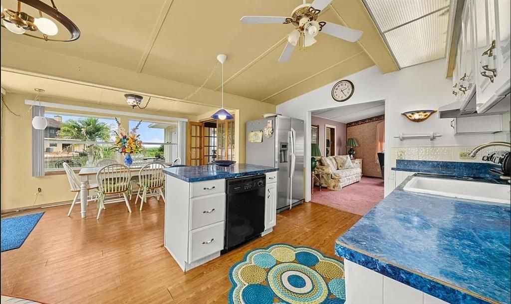 For Sale: $199,900 (2 beds, 2 baths, 1336 Square Feet)
