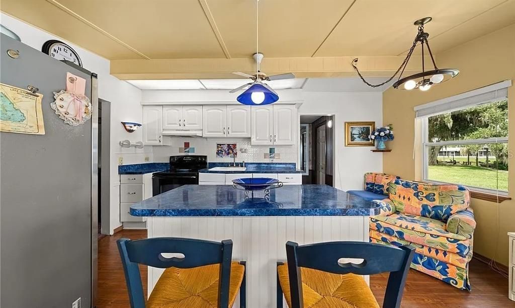 For Sale: $199,900 (2 beds, 2 baths, 1336 Square Feet)