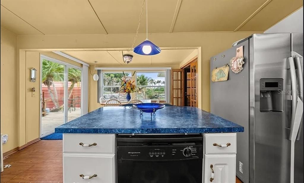 For Sale: $199,900 (2 beds, 2 baths, 1336 Square Feet)