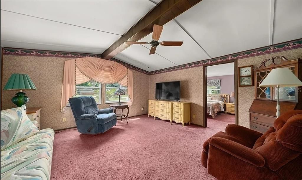 For Sale: $199,900 (2 beds, 2 baths, 1336 Square Feet)