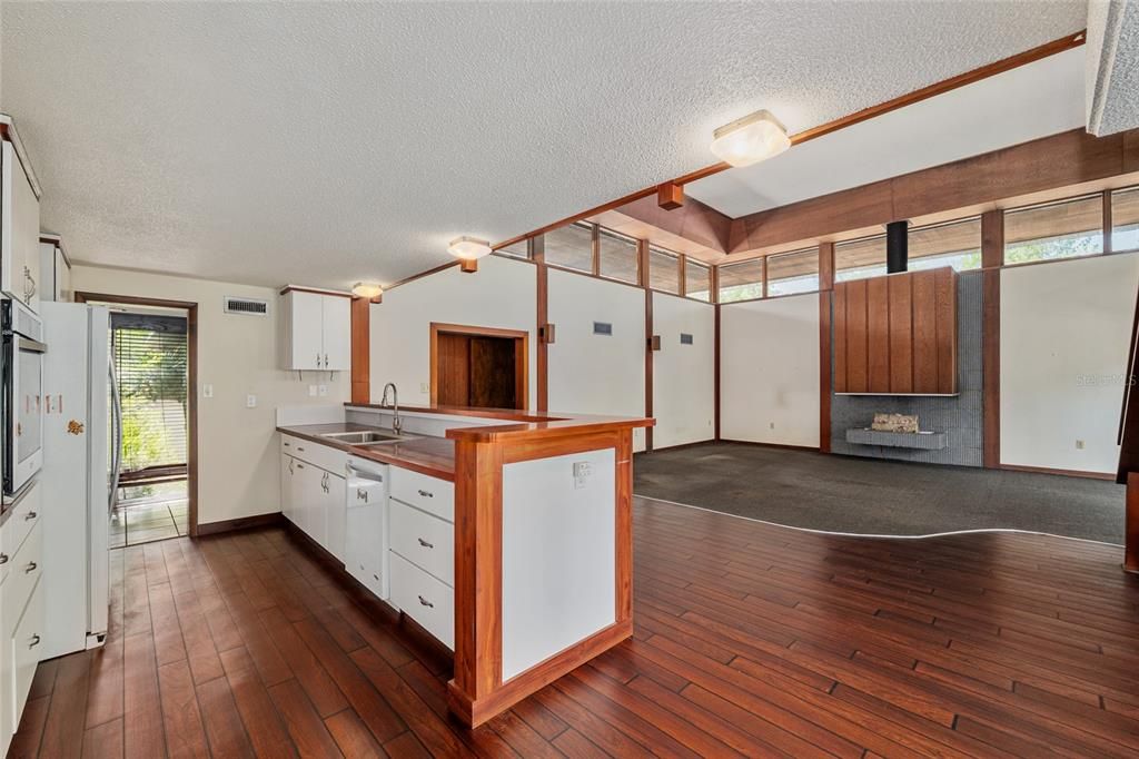 Active With Contract: $375,000 (4 beds, 4 baths, 4186 Square Feet)